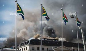 Brûler le drapeau du pays provoque un tollé et de vives critiques à l'encontre du principal parti d'opposition en Afrique du Sud