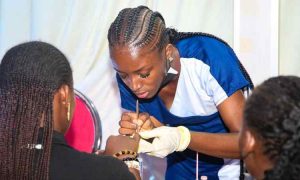 Guinness World Records: Une Nigériane tente un record en peignant des ongles pendant trois jours