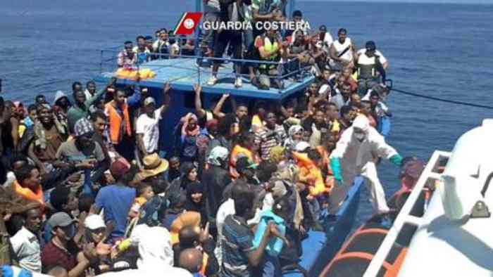 Sauvetage de 87 migrants Africains de la noyade au large des côtes libyennes et leurs transferts en Italie