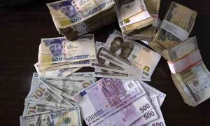Colère au Nigeria contre la taxe sur les transferts d'argent
