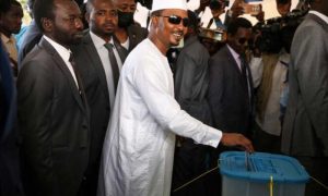 Le Tchad annonce la victoire de Mohamed Idriss Déby à la présidence et de son rival: les élections ont été volées