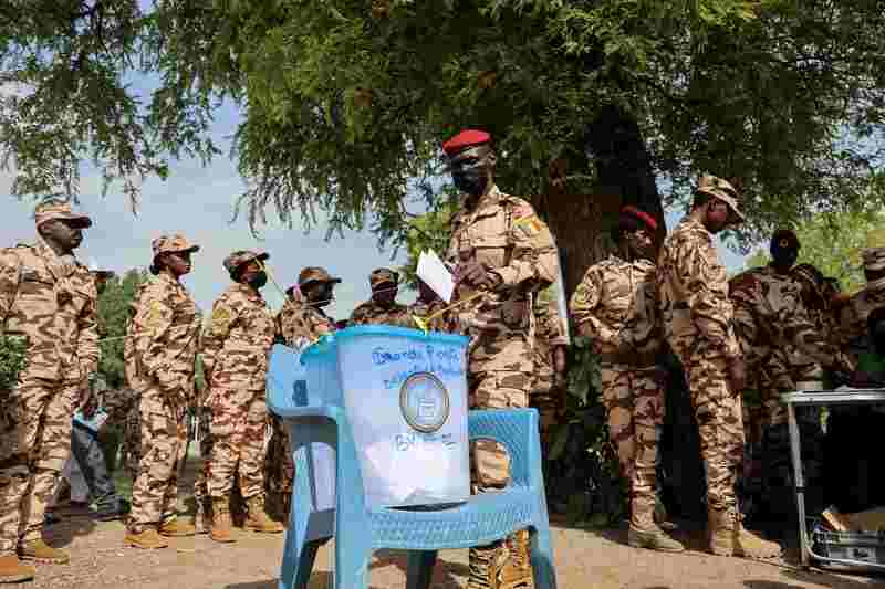 Le Tchad tient sa première élection présidentielle dans la région du Sahel depuis la vague de coups d'État