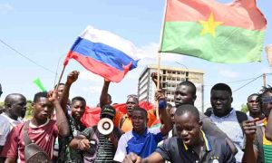 Des centaines de personnes au Burkina Faso manifestent devant l'ambassade des États-Unis à Ouagadougou