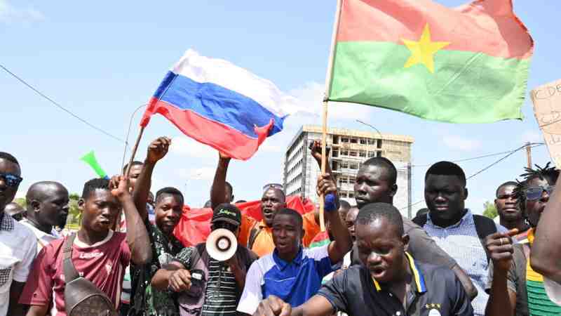 Des centaines de personnes au Burkina Faso manifestent devant l'ambassade des États-Unis à Ouagadougou